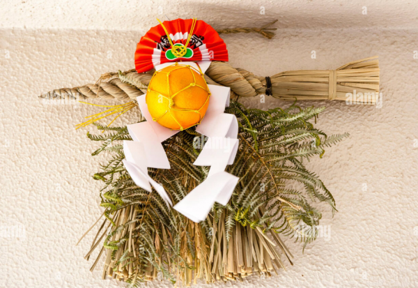 Shimenawa (hiasan pintu) dari jerami untuk memberikan nuansa tradisional